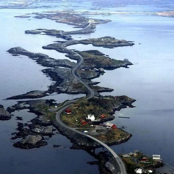 Leite Gård near Atlantic Road in Hustadvika, hotel v destinaci Lyngstad
