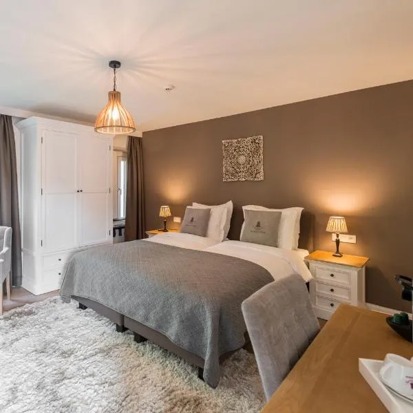 Charmehotel Klokkenhof, hotel a Brasschaat