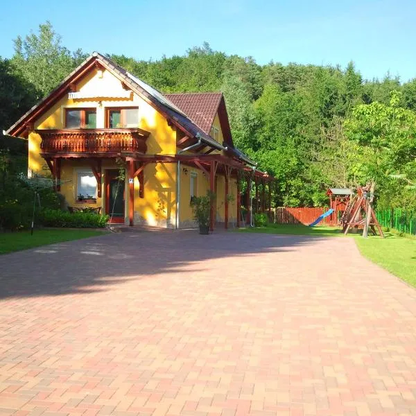 Nefelejcs Fagyizó és Apartmanház, hotel in Kistolmács