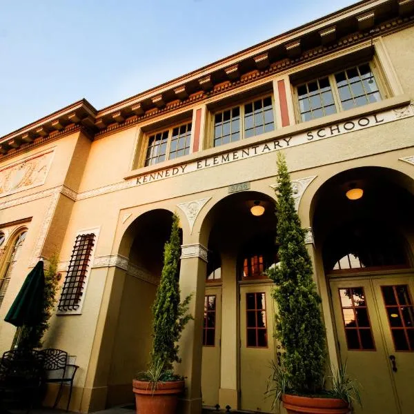 McMenamins Kennedy School, hotel en Portland