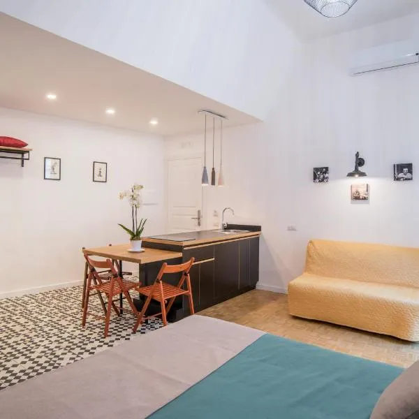 Napoliamo Guest House, hotel in Naples