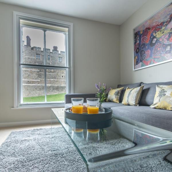 Central Windsor Apartment Facing the Castle, Windsor