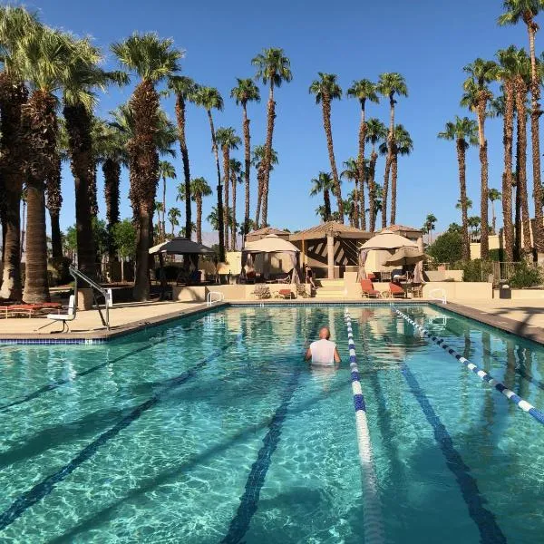 Palm Valley Country Club, Pickleball, Tennis, Gym, Clubhouse, Swimming Pools, Lux, Spac 2 Bdrms Den 2 Ba、パームデザートのホテル