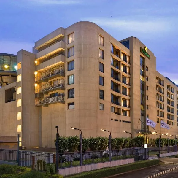 Savoy Suites Manesar，位于古尔冈的酒店