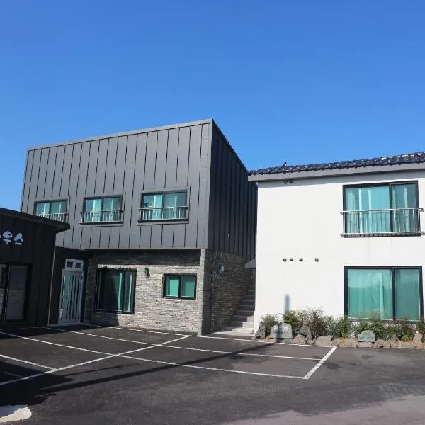 蓝岛旅馆，位于西归浦市的酒店