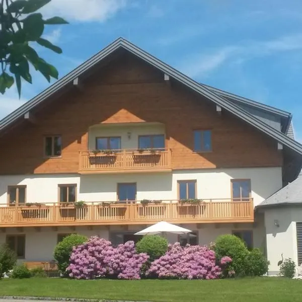 Pension Kreuzinger, 5310 Tiefgraben, hotel in Mondsee