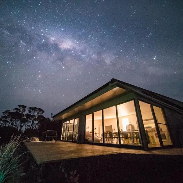 Sawyers Bay Shacks, hotel em Emita