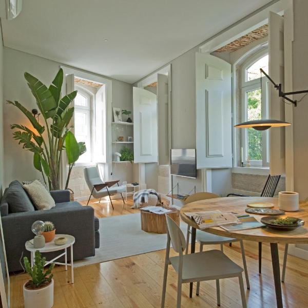 Update Urban Chic Flat in 19th Century Building 2 Bedrooms & 2 Bathrooms & AC Central Alfama District