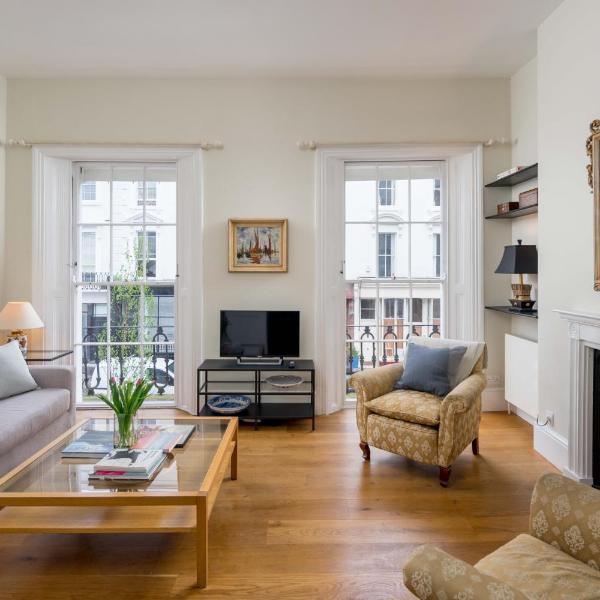 Bright flat for 6, near Victoria and Warwick square