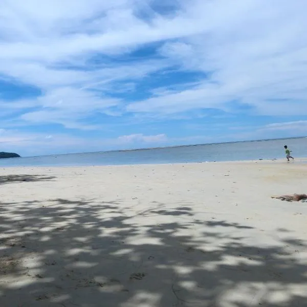 One One Hostel Patong, отель в Патонг-Бич
