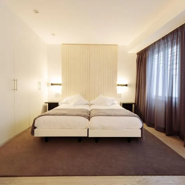 Hotel Lois, מלון בא-קורוניה