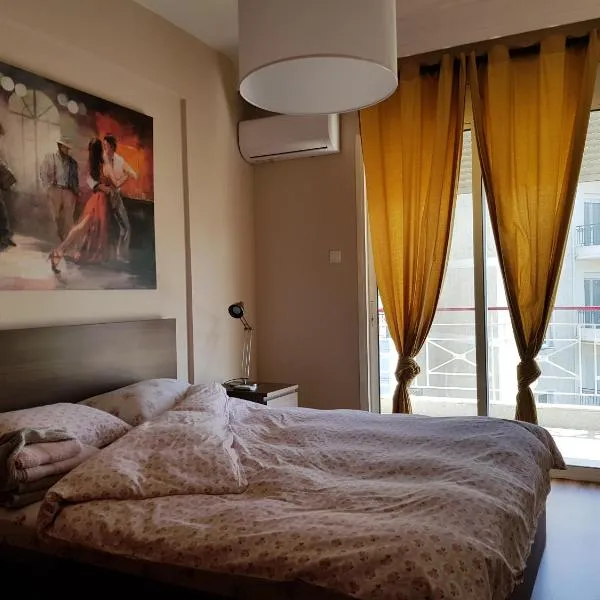 Top Floor Apartment, hôtel à Komotiní