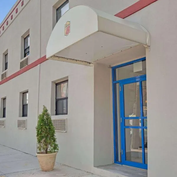 Super 8 by Wyndham Long Island City LGA Hotel, ξενοδοχείο στο Κουίνς