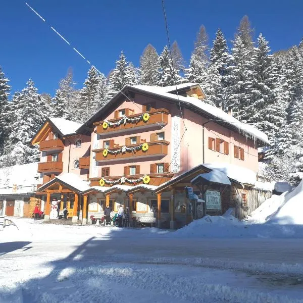 Hotel La Roccia، فندق في باسو ديل تونالي