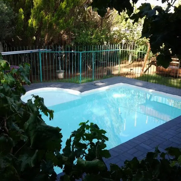 SunRose Group of Guesthouses, hotel u gradu Gariepdam