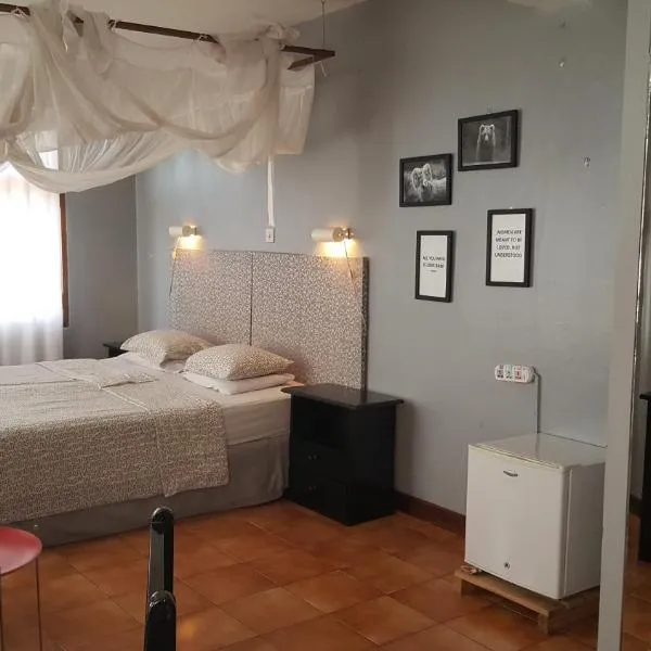 Q-Bar & Guesthouse, Hotel in Daressalam