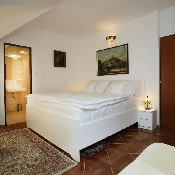 Restaurant penzion u Buchlovskeho zamku, hotel in Buchlovice