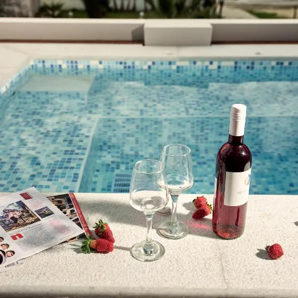 Savvas Luxury Suites, hotel en Laganas