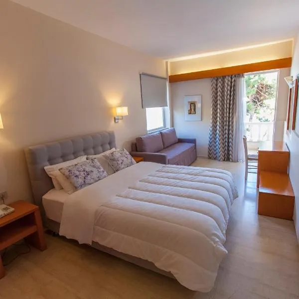Antikyra Beach Hotel، فندق في أنتيكيرا