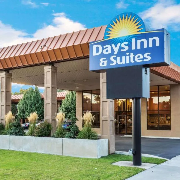 Days Inn & Suites by Wyndham Logan, hotel in Logan