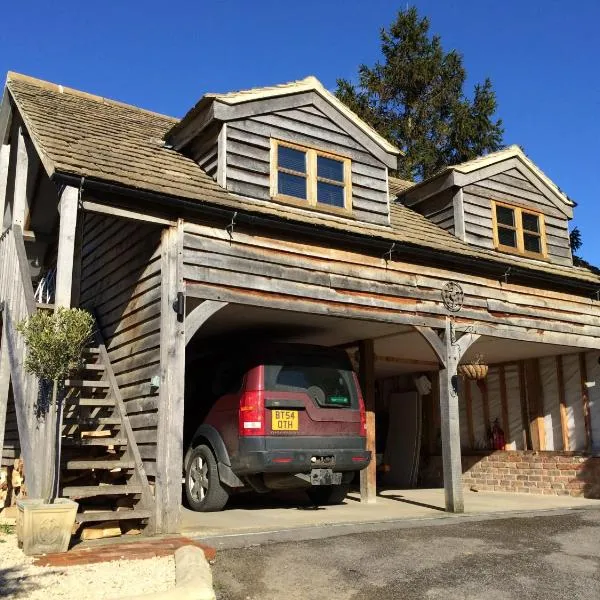 Greencourt Loft - The Cotswold Way, Stroud、ストーンハウスのホテル