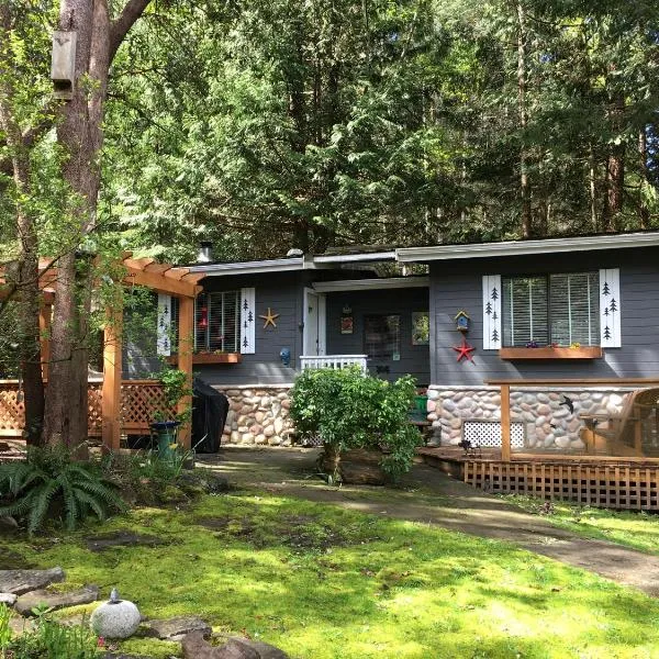 Sticks and Stones Cottage-Arbutus Grove, hotel in Galiano