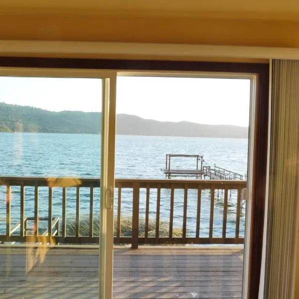 Overlooking clearlake from the living room, hotell sihtkohas Clearlake