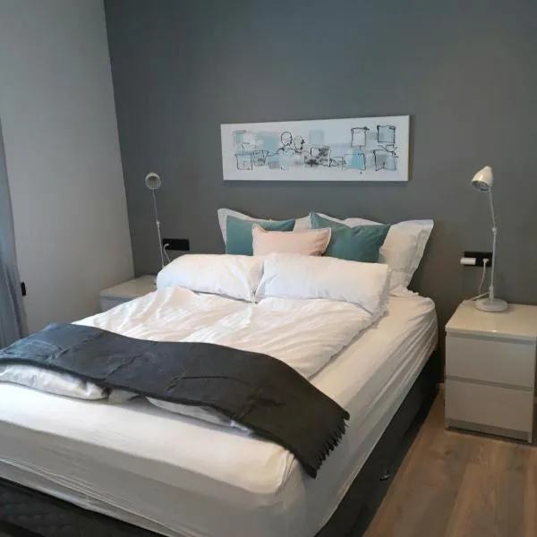 Post-Plaza Guesthouse, hotel in Húsavík