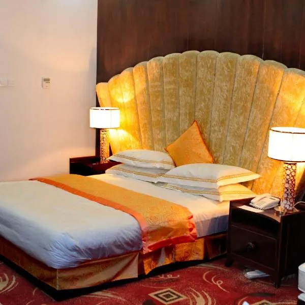 Kabul Star Hotel & Restaurant, hótel í Shīrpūr