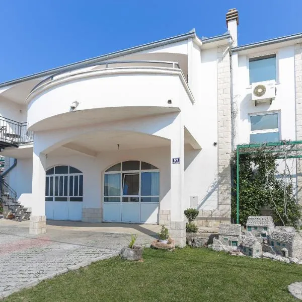 Charming Carmen Apartment, hotel in Kaštela