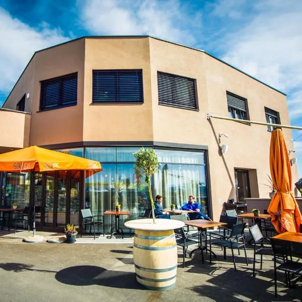 Cafe-Restaurant LEO โรงแรมในคาลส์ดอร์ฟ ไบ กราซ