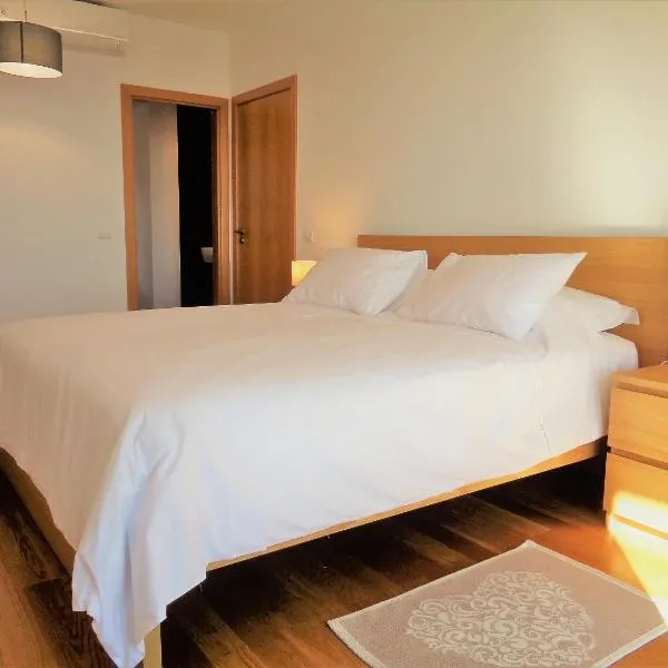 Paradisus Stylish Family Living in a 3-Bedroom Condo with Pool, hotell sihtkohas Caniço