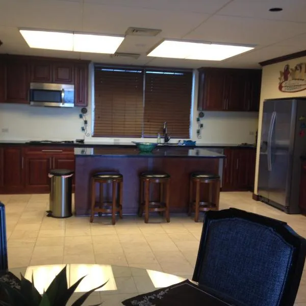 Oceanfront Home with PRIVATE POOL, viešbutis Tamuninge