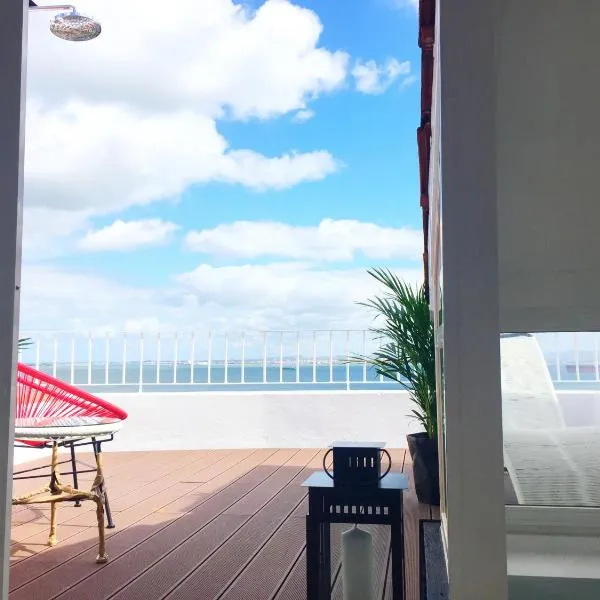 Design Apartment with Rooftop Terrace and 180-degree River&City Views, hotel in Lisbon