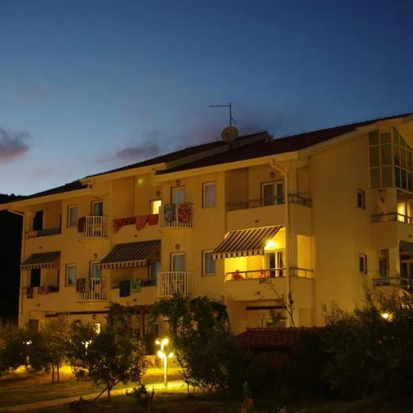 Hotel Zlatni Lav, hotel v destinaci Martinšćica