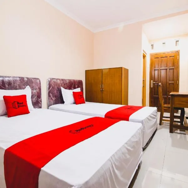 RedDoorz Plus @ Pogung Raya, hotel v destinaci Yogyakarta