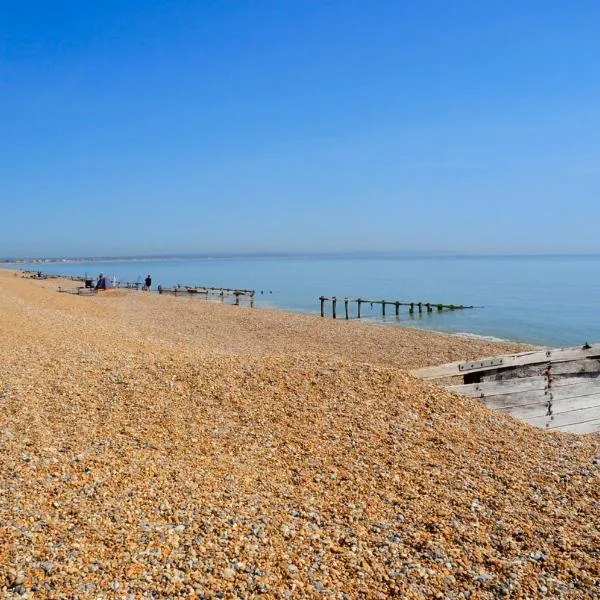 LUXURY BEACHFRONT OUTSTANDING 2 bedroom APARTMENT, hotel in Eastbourne