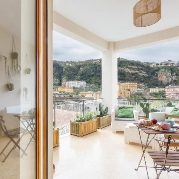 SorrentoVibes - Luxury Four Bedroom Home with Amazing Terraces in Sorrento, hotel in Sorrento