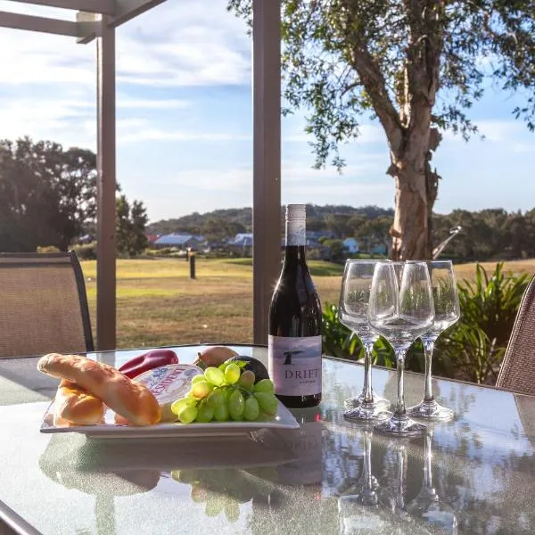 Condo 105 @ Horizons Golf Resort - Salamander Bay NSW, hotel en Salamander Bay