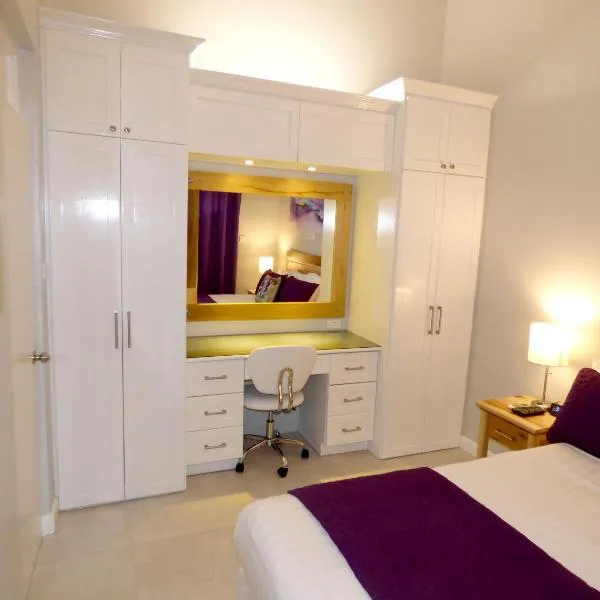 Beach Two Bedroom Loft Suite E29, ξενοδοχείο σε Ocho Rios