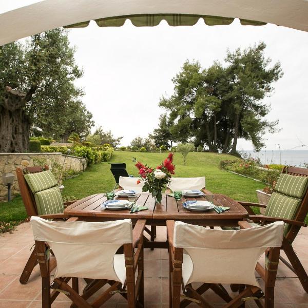 #FLH -Blue Crab-Beachfront House in Kalandra