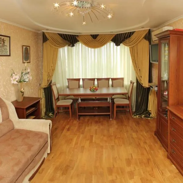 Комфортна та простора квартира в центрі на бульварі Шевченка!Поруч парковка з охороною、チェルカースィのホテル