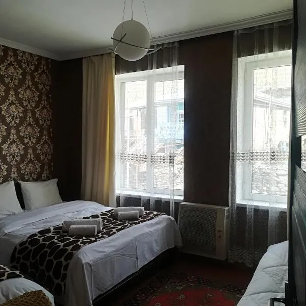 Nikoloz Guesthouse, hotel in Stepantsminda