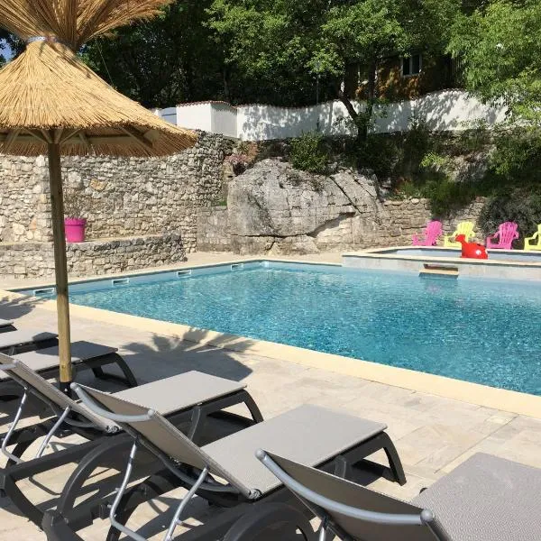 Camping Chalets Les Chênes Verts, hotel in Vogüé