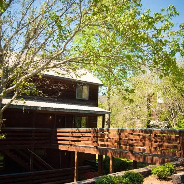 Country Hideaway at Mountain Lakes Resort, hotel in Cleveland