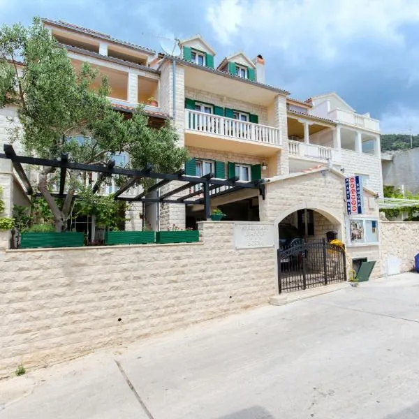 Apartments and Room Napoli, готель у Болі