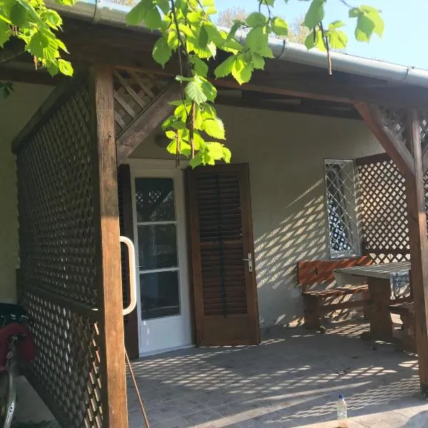 Balatonszemes small House, hotel in Balatonszemes