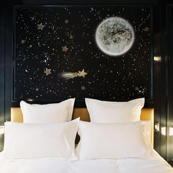 Hôtel du Petit Moulin, Haute Couture hotel by Lacroix，位于巴黎的酒店