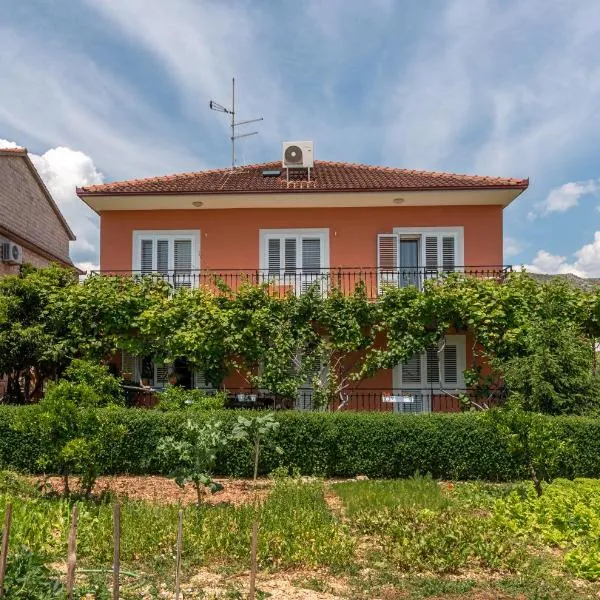 Marinella, hotel in Trogir