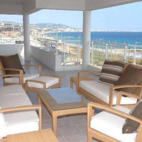 Stunning three bedroom apartment on seafront in Cannes with panoramic sea views 399